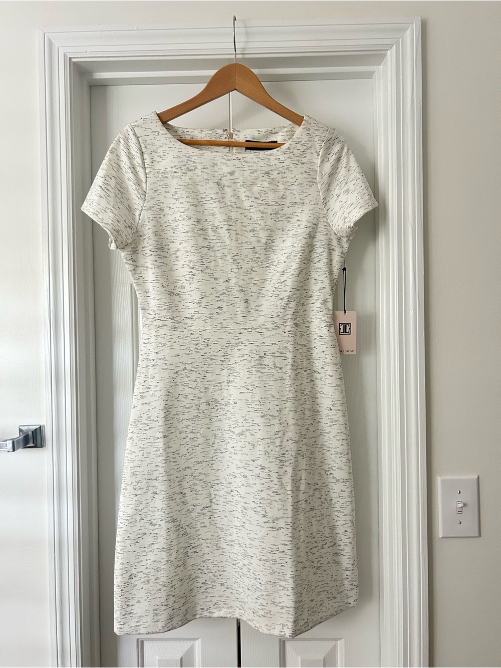 Ivanka Trump White & Gray Speckled Short Sleeve Sheath Dress